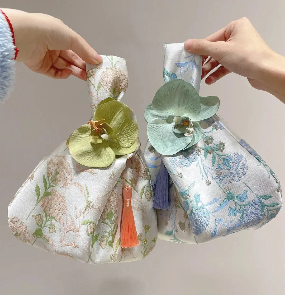 Flower Pendant Lunch Bag Cosmetic Bag New Chinese Style Handbag Tassel Knot Wrist Bag Small Item Pouch Cheongsam Accessories