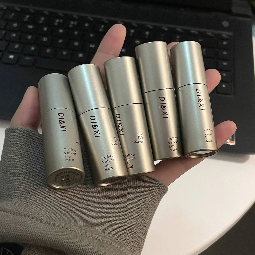 Tube Matte Lipstick, Waterproof and Sweatproof, Does Not Fade Or Remove Makeup, Can Be Used on Both Lips and Cheeks